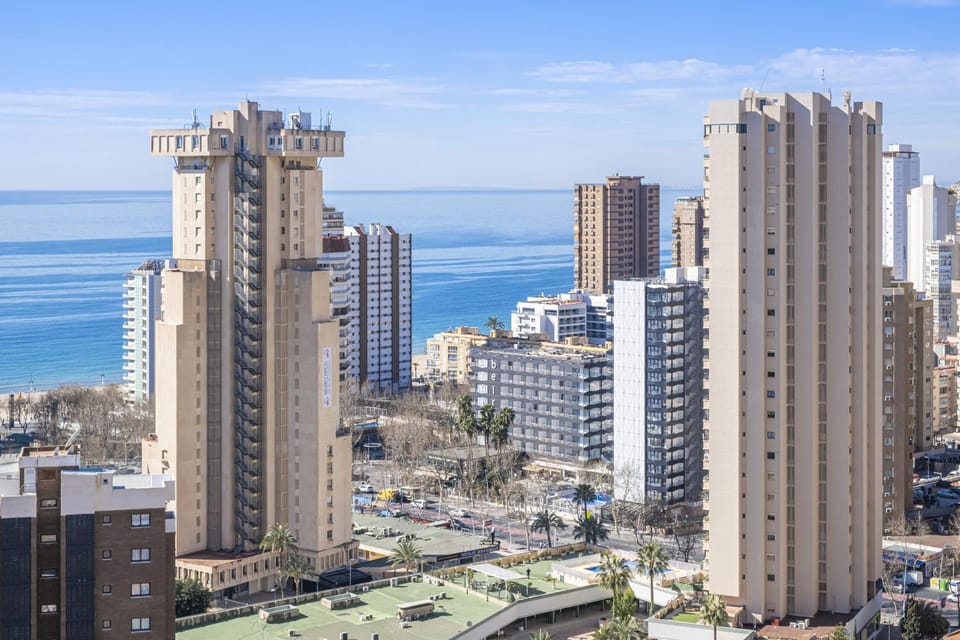 Nearby landmark, Day, Neighbourhood, Natural landscape, City view, Sea view, Street view, Location