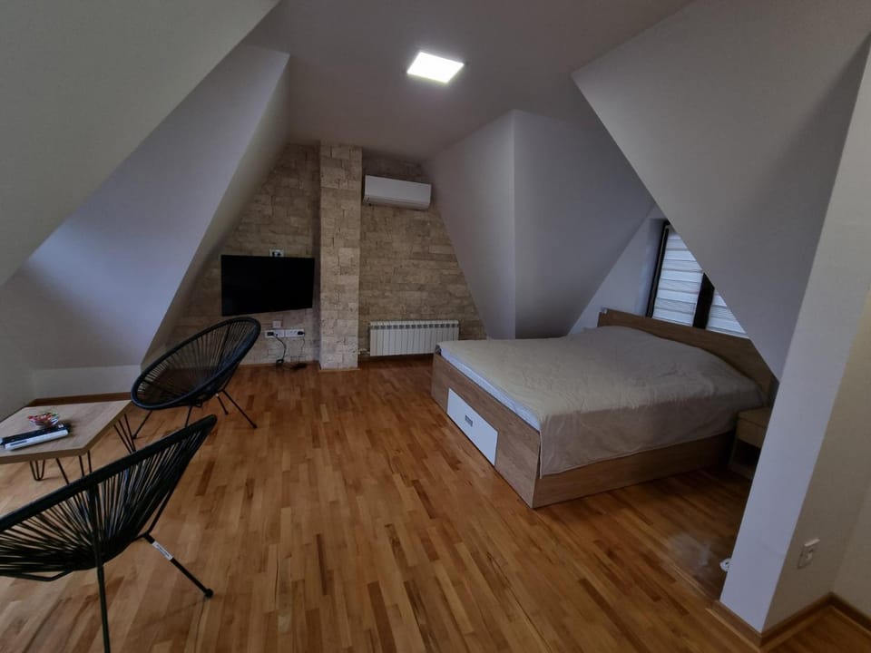 Bed, TV and multimedia, Coffee/tea facilities, Seating area, wardrobe