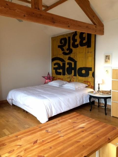 Grande maison 4 chambres, jardin, 3km Paris, proche transports et commerces House in Saint-Denis, France