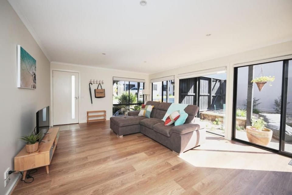 Cowrie Beach Haven- 600 meters to beach House in Torquay