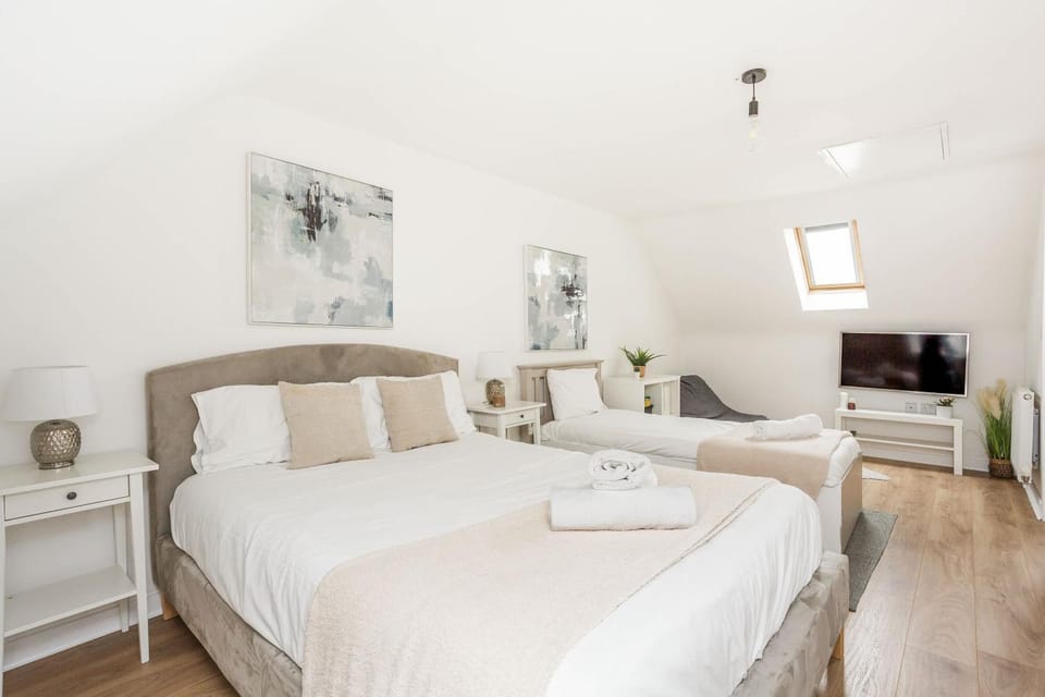 Bed, TV and multimedia, Photo of the whole room, Bedroom, towels