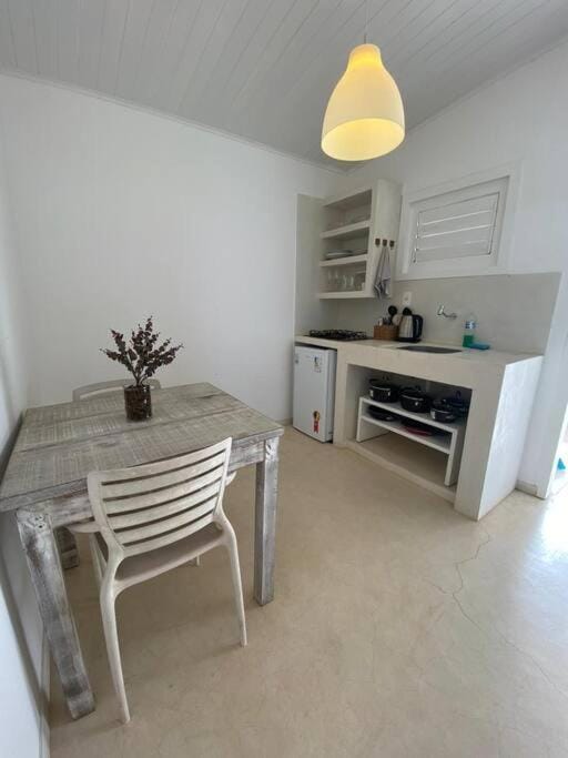 Kitchen or kitchenette, Dining area, minibar, stove