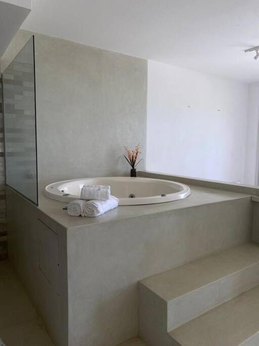 Hot Tub, Bathroom, Bath, towels