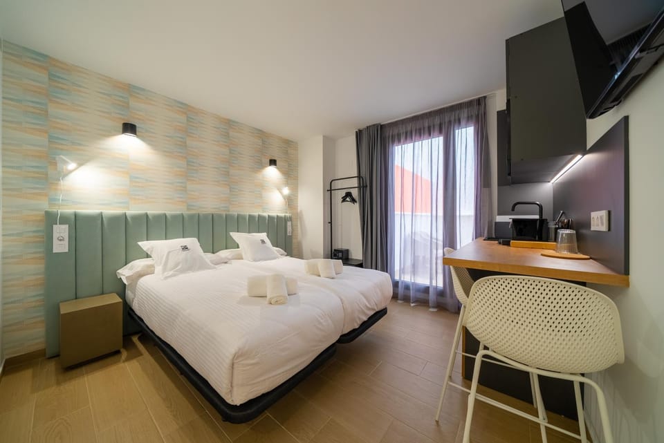 Communal lounge/ TV room, Bed, Photo of the whole room, Bedroom, towels