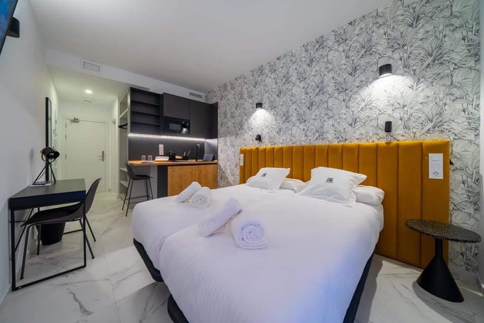 Bed, TV and multimedia, Kitchen or kitchenette, Photo of the whole room, Bedroom, towels