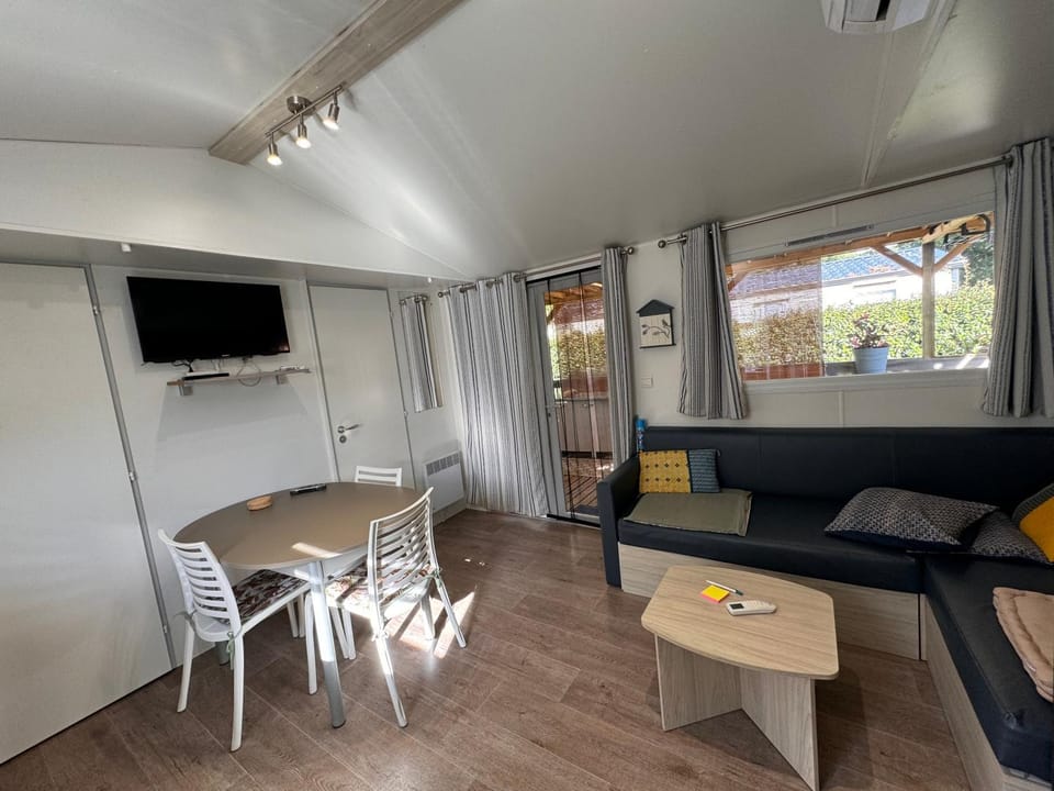 Communal lounge/ TV room, TV and multimedia, Dining area