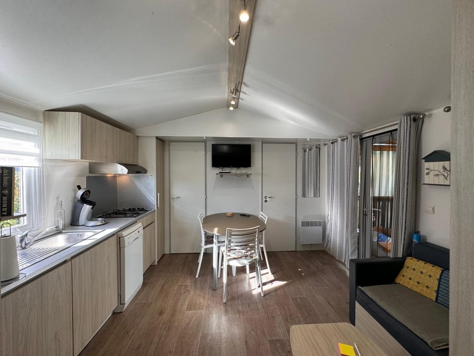TV and multimedia, Kitchen or kitchenette, Dining area