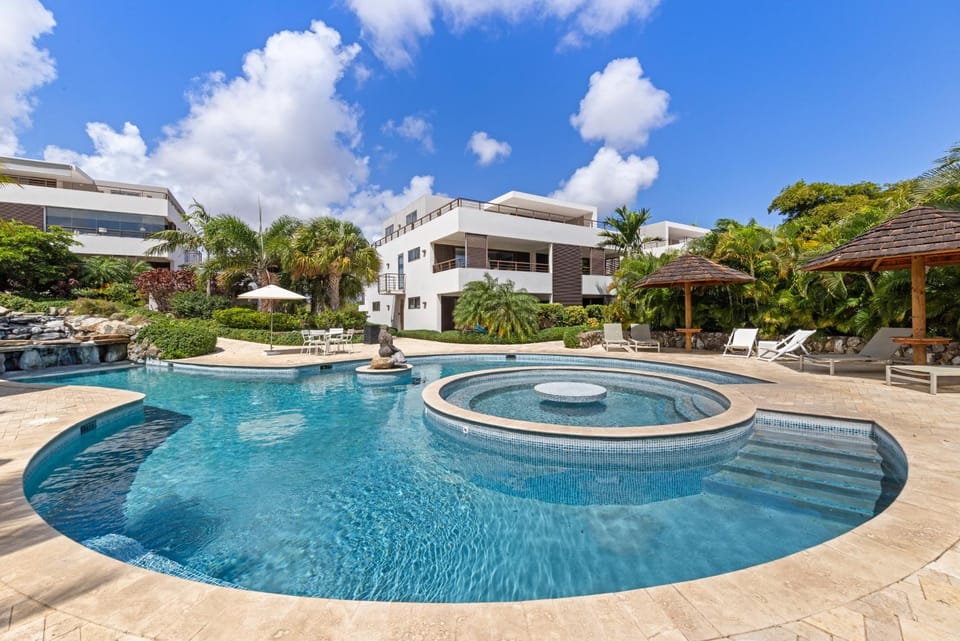 Swimming pool, sunbed