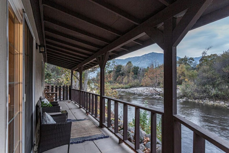 Sequoia Riverfront Guest House Right On The Water House in Three Rivers
