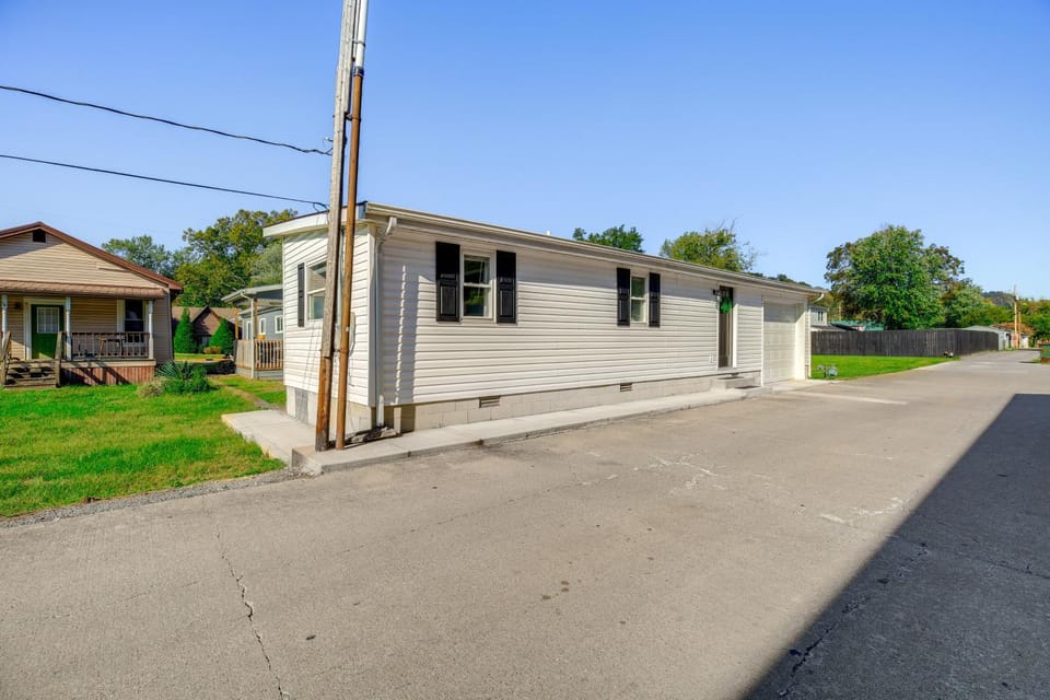 Near Scenic Parks: Convenient Home in Prestonsburg House in Kentucky