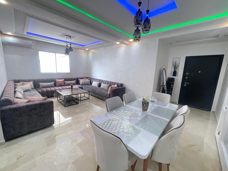 Bel appartement climatisé, avec piscine et parking souterrain gratuit, à deux pas de la mer Apartment in Tangier