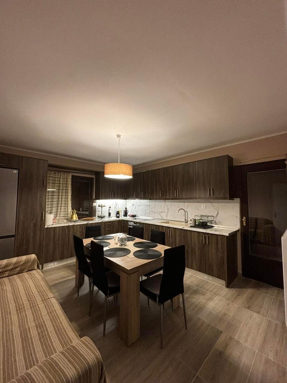 Kitchen or kitchenette, Dining area