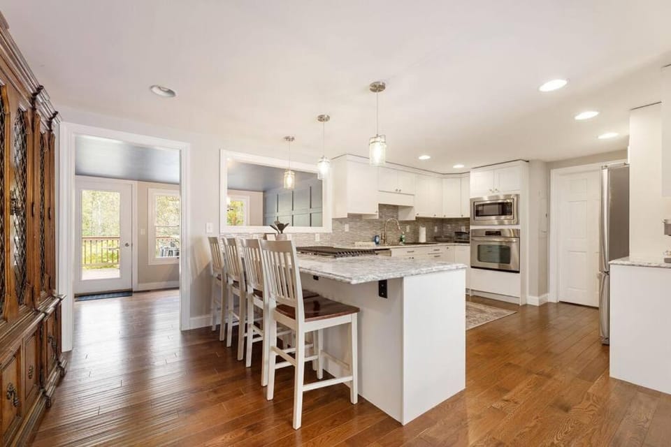 Kitchen or kitchenette, Lounge or bar, Dining area, dishwasher, oven, stove