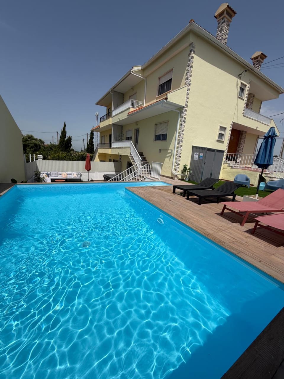 Property building, Day, Pool view, Swimming pool, Swimming pool, sunbed