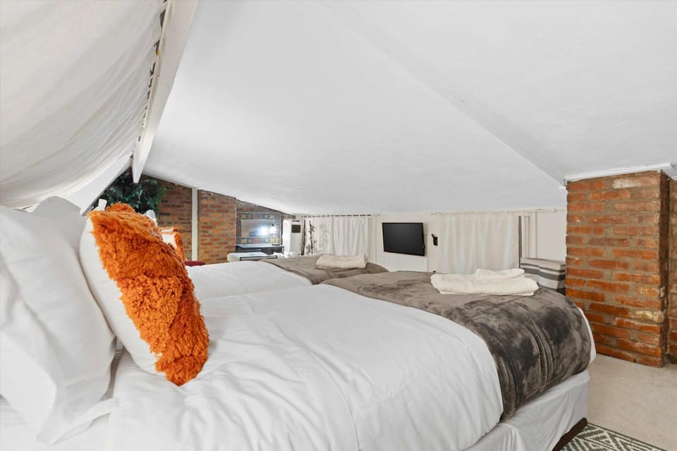 Chic 1-BR Loft Nestled Between Dupont & Logan Apartment in Arlington