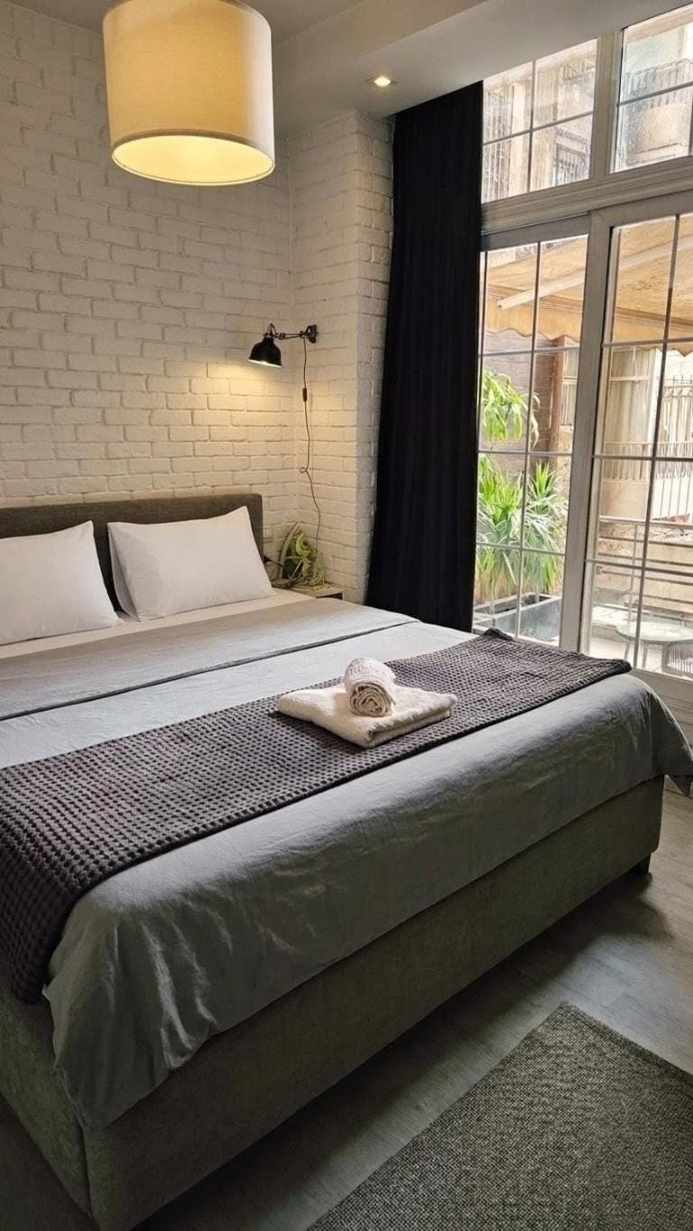 Bed, Bedroom, towels