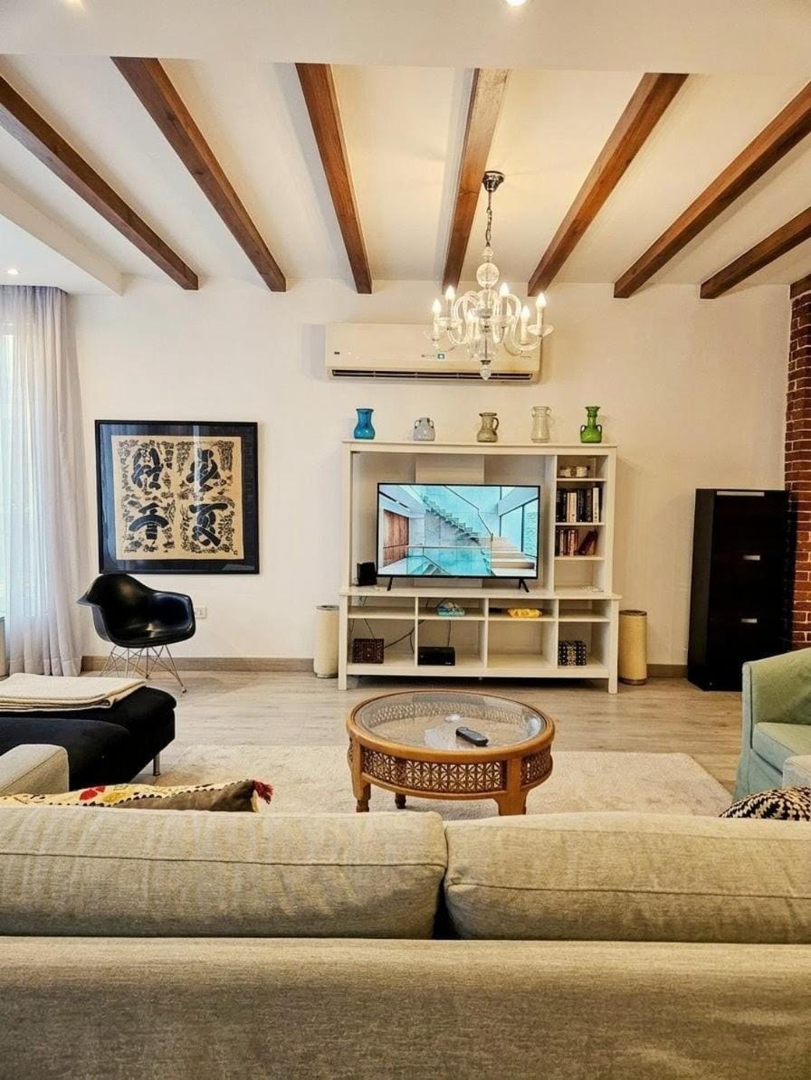 Communal lounge/ TV room, TV and multimedia, Living room, Seating area, Evening entertainment
