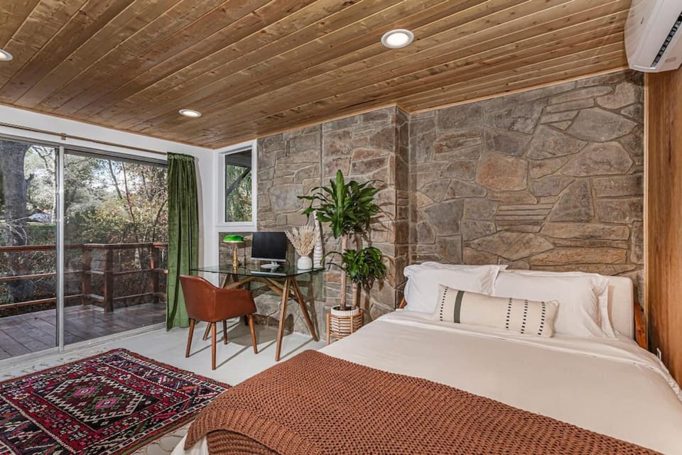 Bed, TV and multimedia, Balcony/Terrace, Photo of the whole room, Bedroom