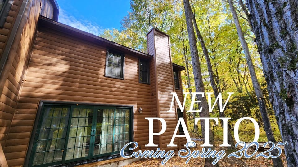 Woods Way Hideaway - minutes from Petoskey & Harbor Springs - close to beaches, skiing & more! House in Bear Creek