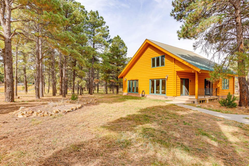 5 Mi to Dwtn: Pagosa Springs Cabin w/ Mtn Views! Cabin in Colorado