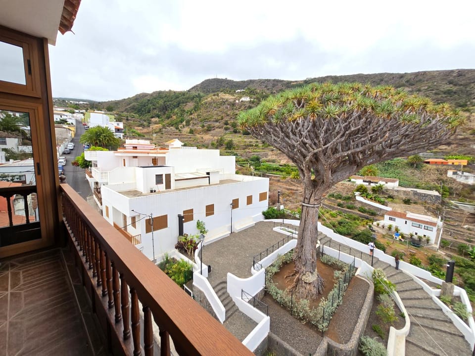 Nearby landmark, Natural landscape, View (from property/room), Balcony/Terrace, City view, Mountain view
