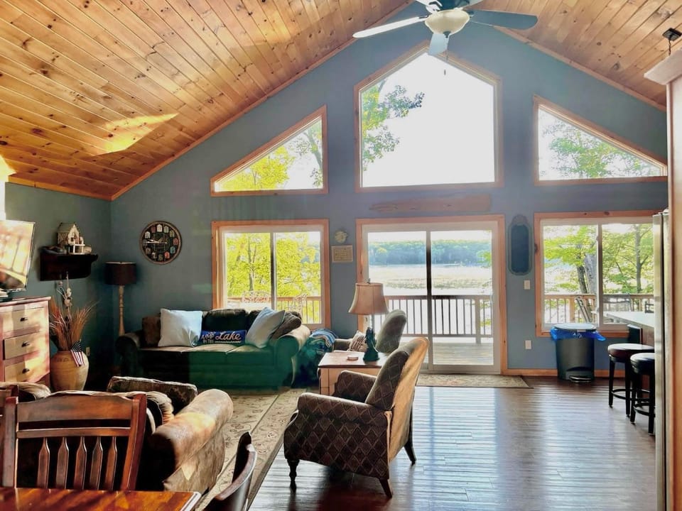 Beautiful Retreat on Sand Lake House in Michigan