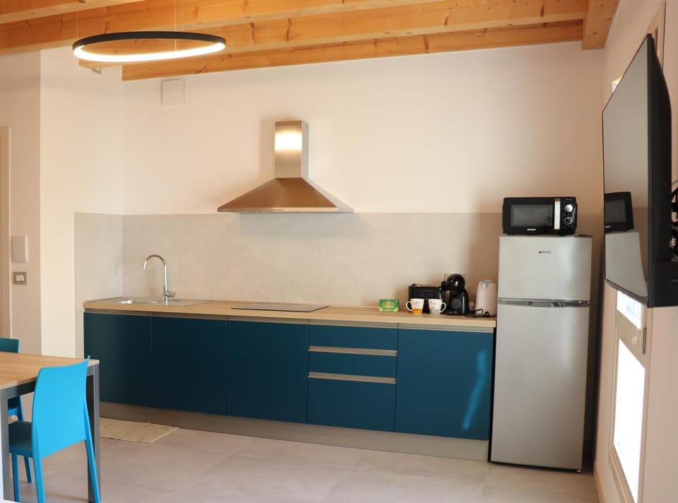Coffee/tea facilities, stove, toaster, kitchen