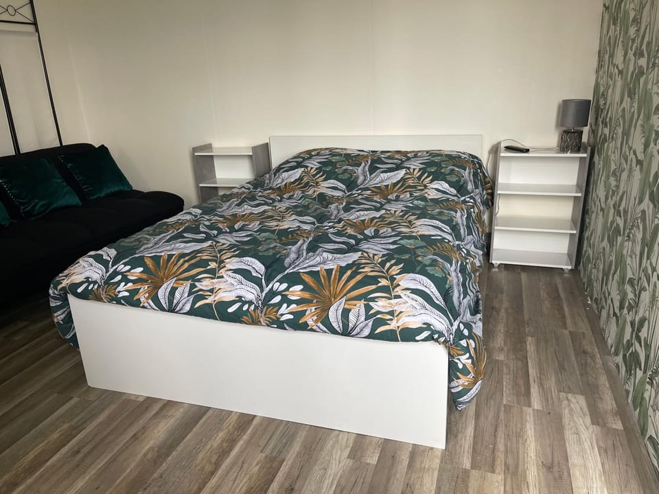 Bedroom, cot
