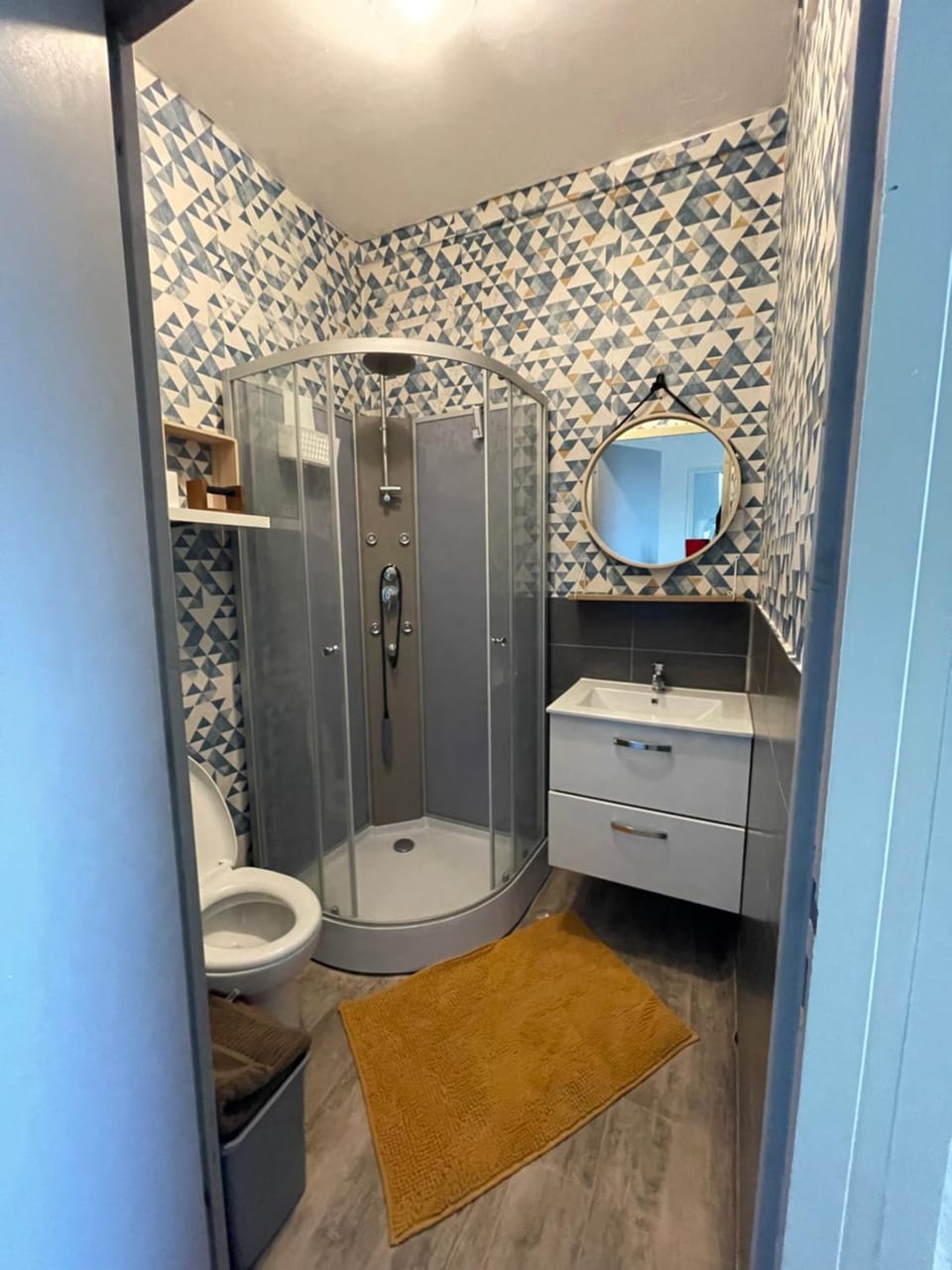 Shower, Toilet