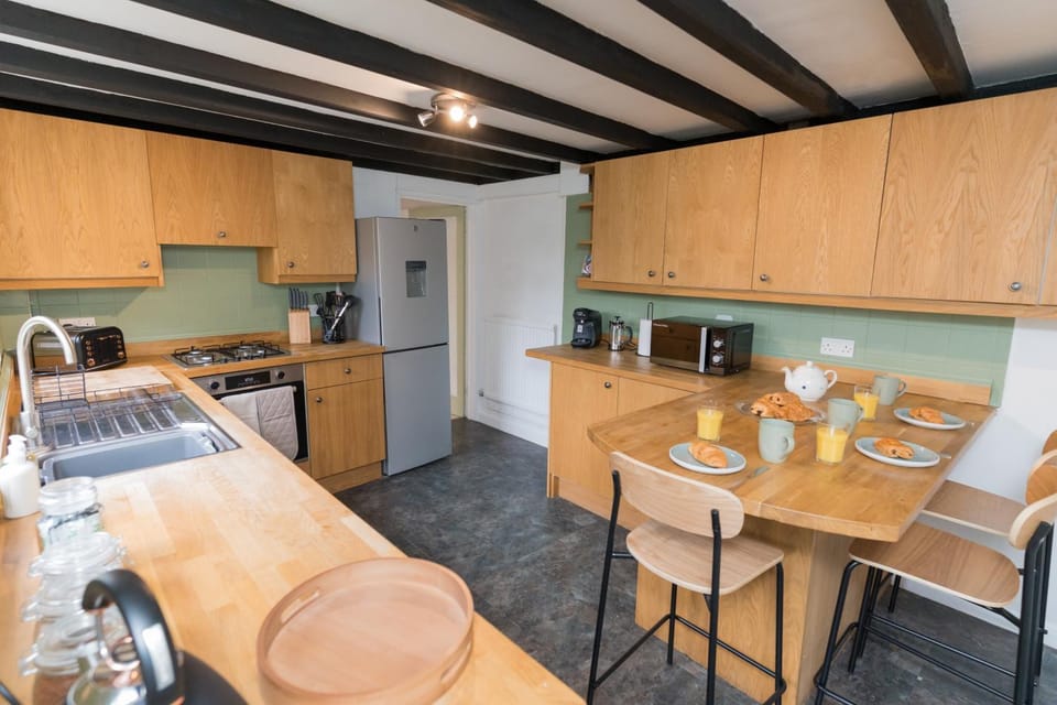 microwave, oven, stove, stove, toaster, toaster, toaster, kitchen, kitchen