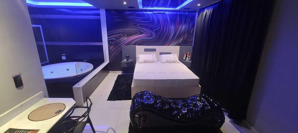Bed, Hot Tub, TV and multimedia, Photo of the whole room, Bedroom, Bath, towels