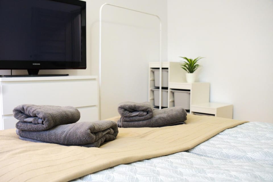 Bed, TV and multimedia, Photo of the whole room, Bedroom, towels