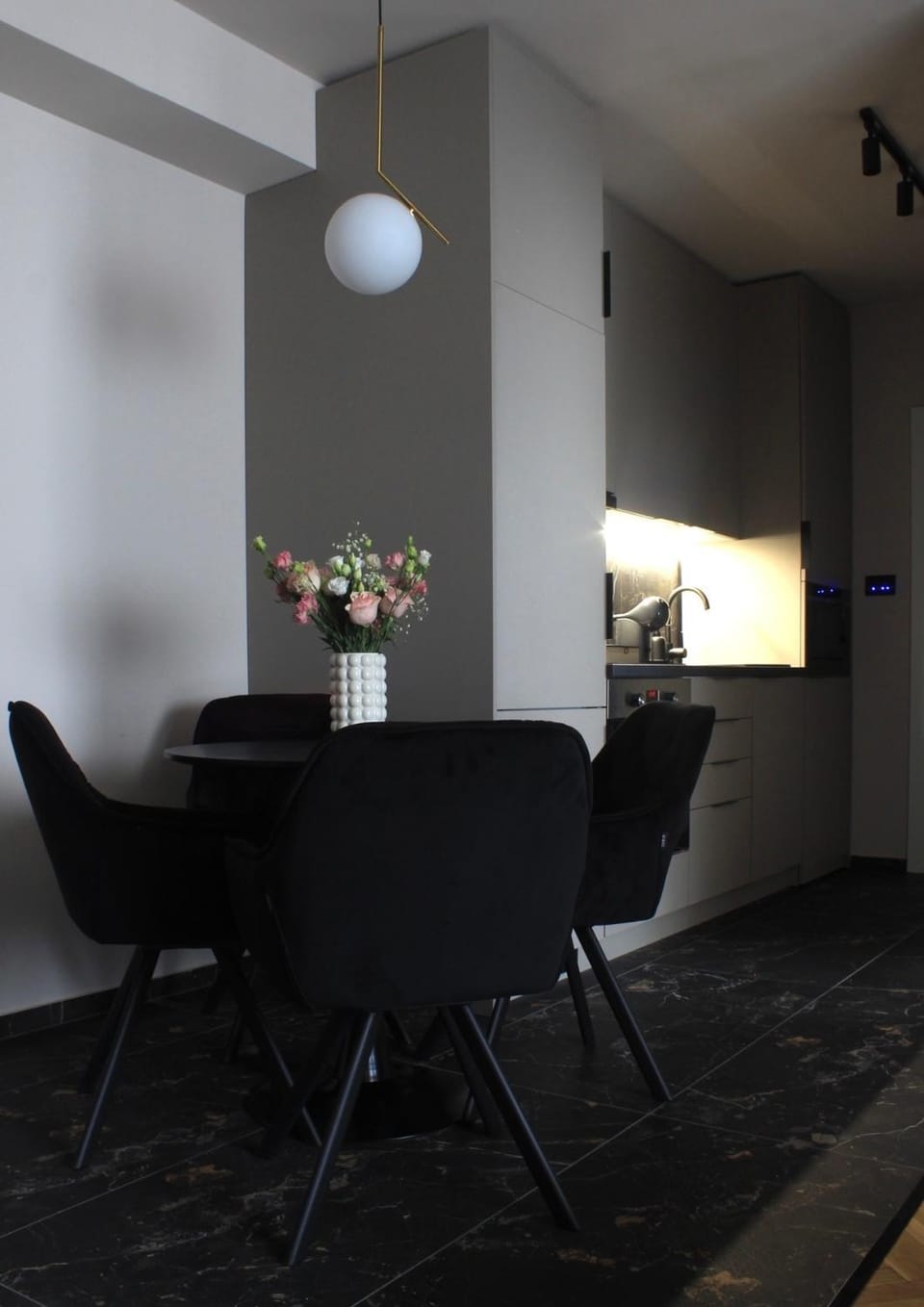 Kitchen or kitchenette, Dining area