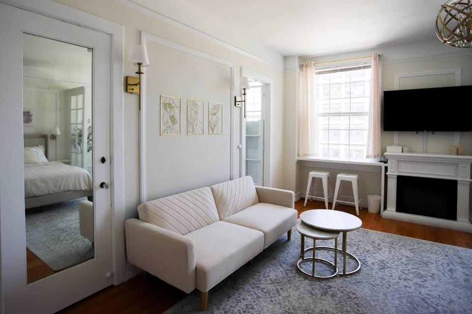 Chambre de Bonne in Downtown Long Beach Apartment in Long Beach