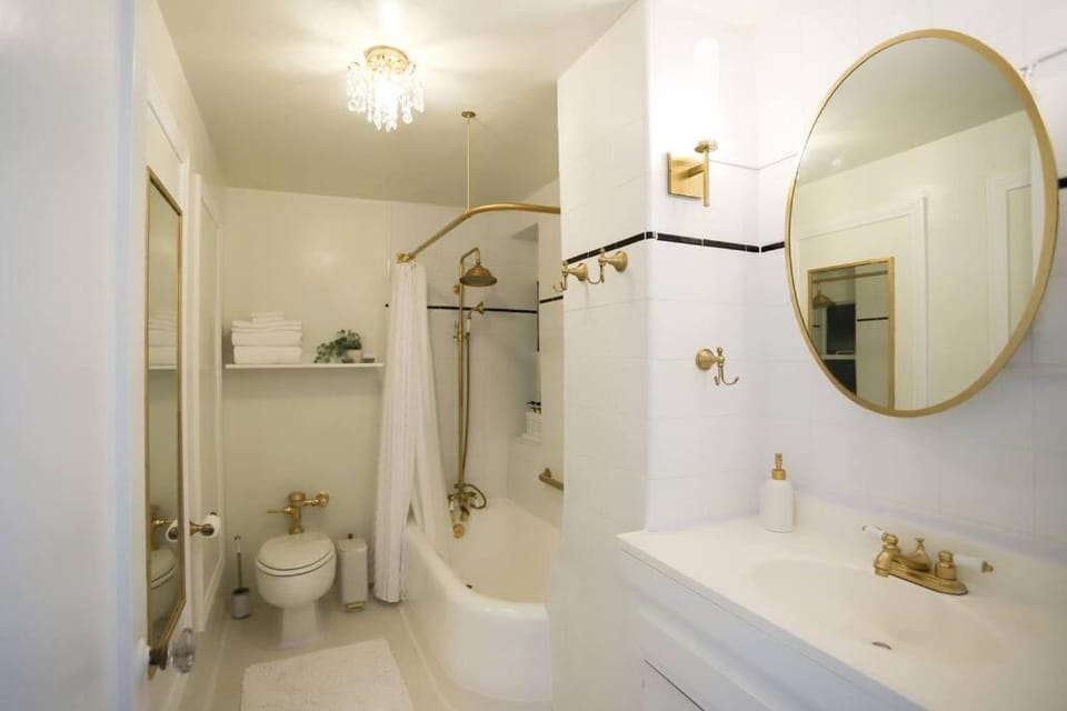 Chambre de Bonne in Downtown Long Beach Apartment in Long Beach