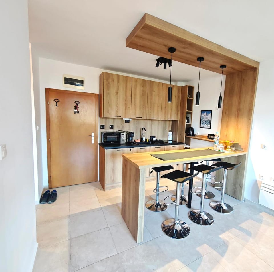 Coffee/tea facilities, Kitchen or kitchenette, stove, toaster