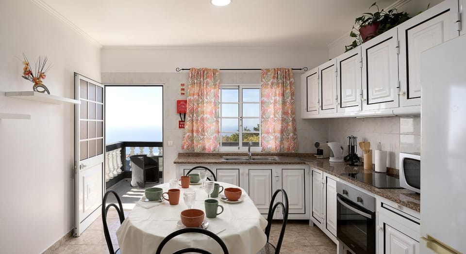 Coffee/tea facilities, Kitchen or kitchenette, Dining area, oven, stove, toaster