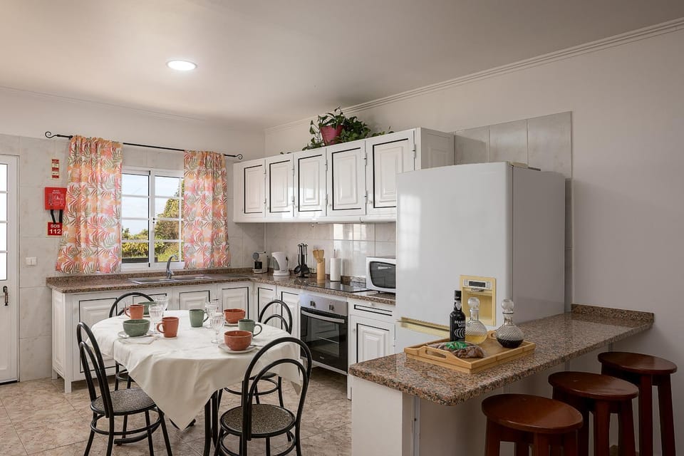 Kitchen or kitchenette, Dining area, oven, stove