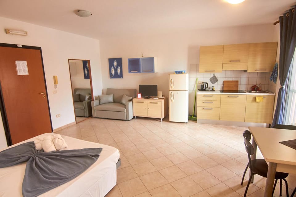 Bed, Kitchen or kitchenette, Living room, Seating area, Dining area, Bedroom, stove