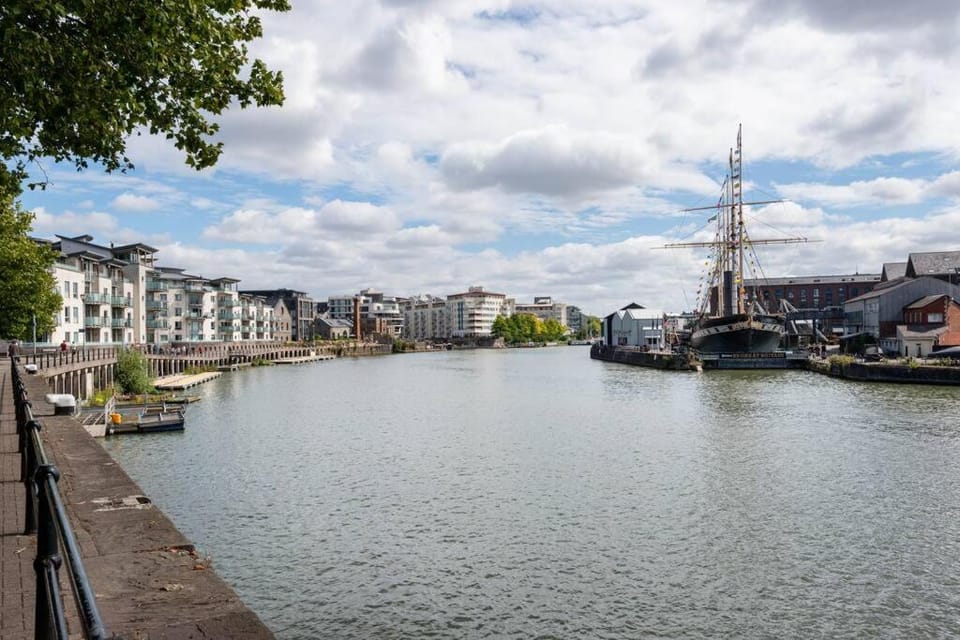 Beautiful & Cosy Harbourside Apartment - Free Parking Apartment in Bristol