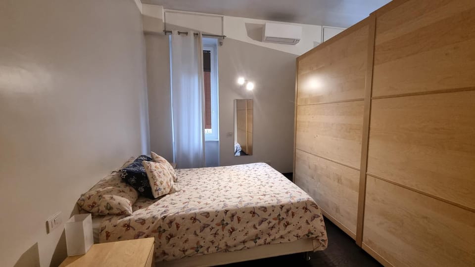 Bedroom, wardrobe, air conditioner, air conditioner