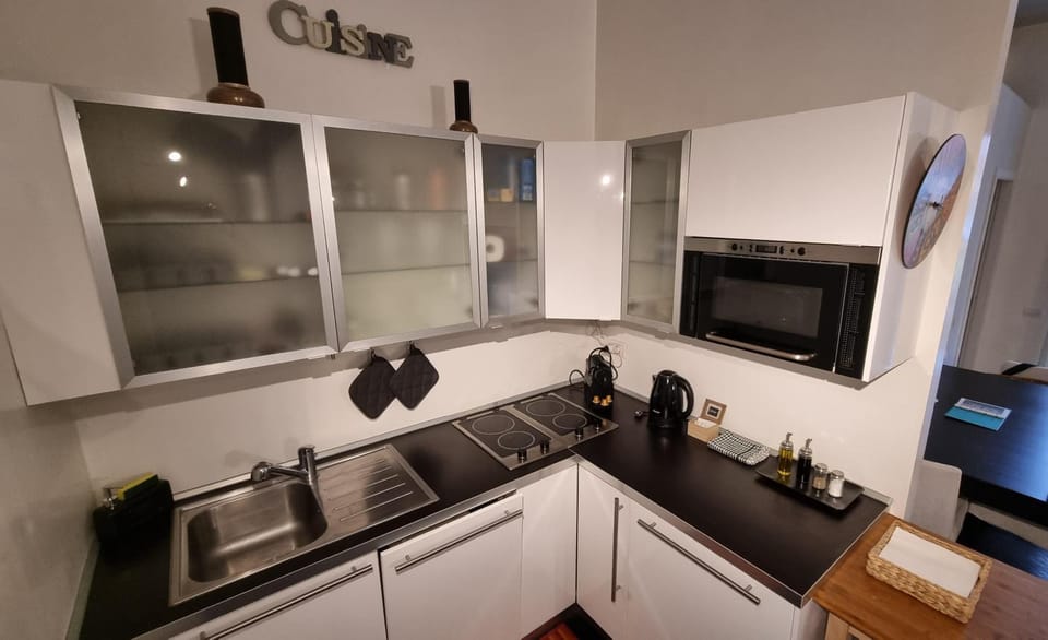 Coffee/tea facilities, Kitchen or kitchenette, dishwasher, microwave, kitchen