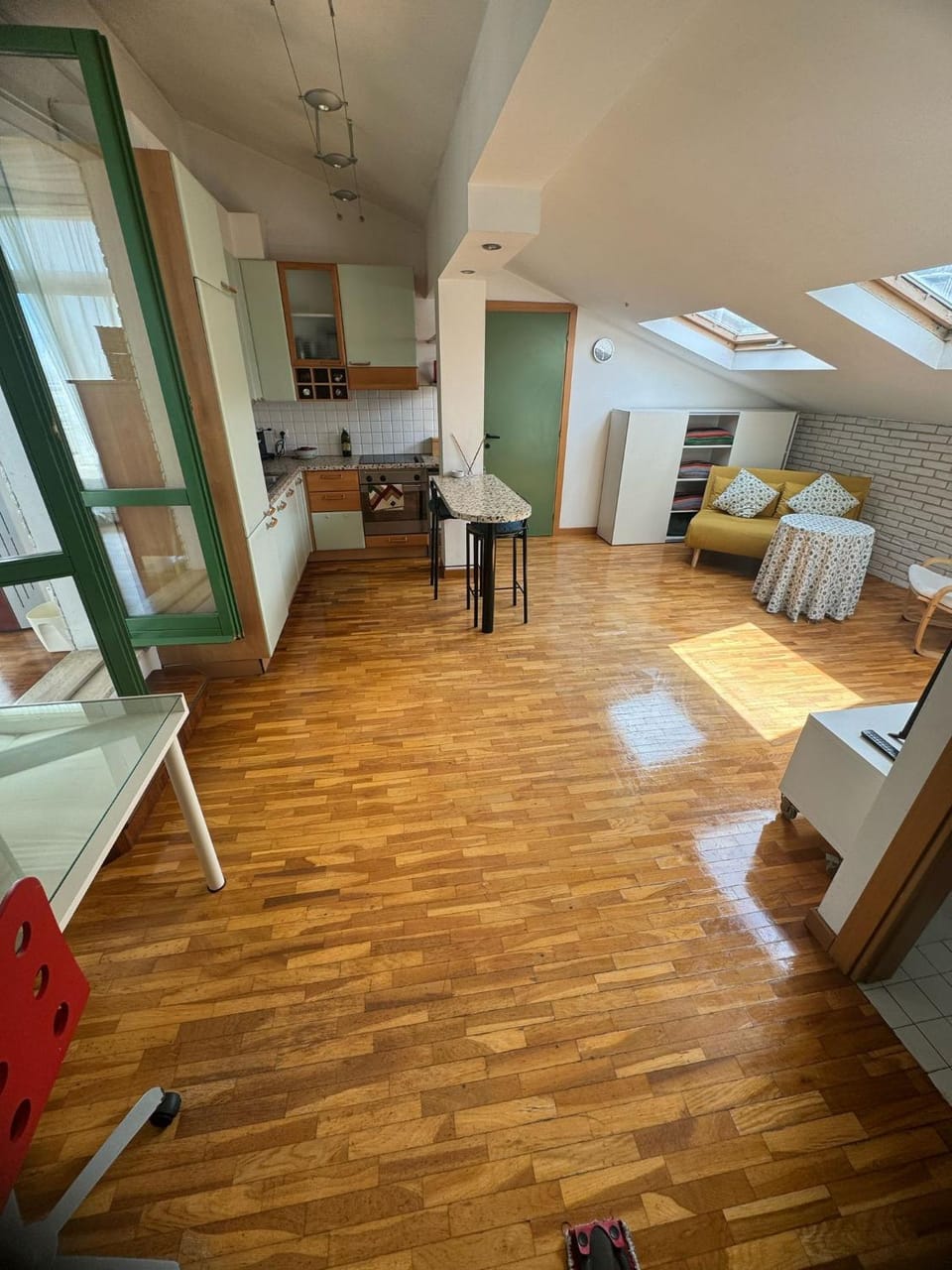 Kitchen or kitchenette, Living room, Seating area, Dining area