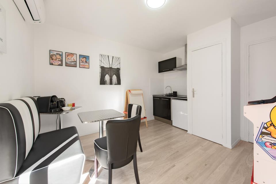 Kitchen or kitchenette, Seating area, Dining area, oven, air conditioner