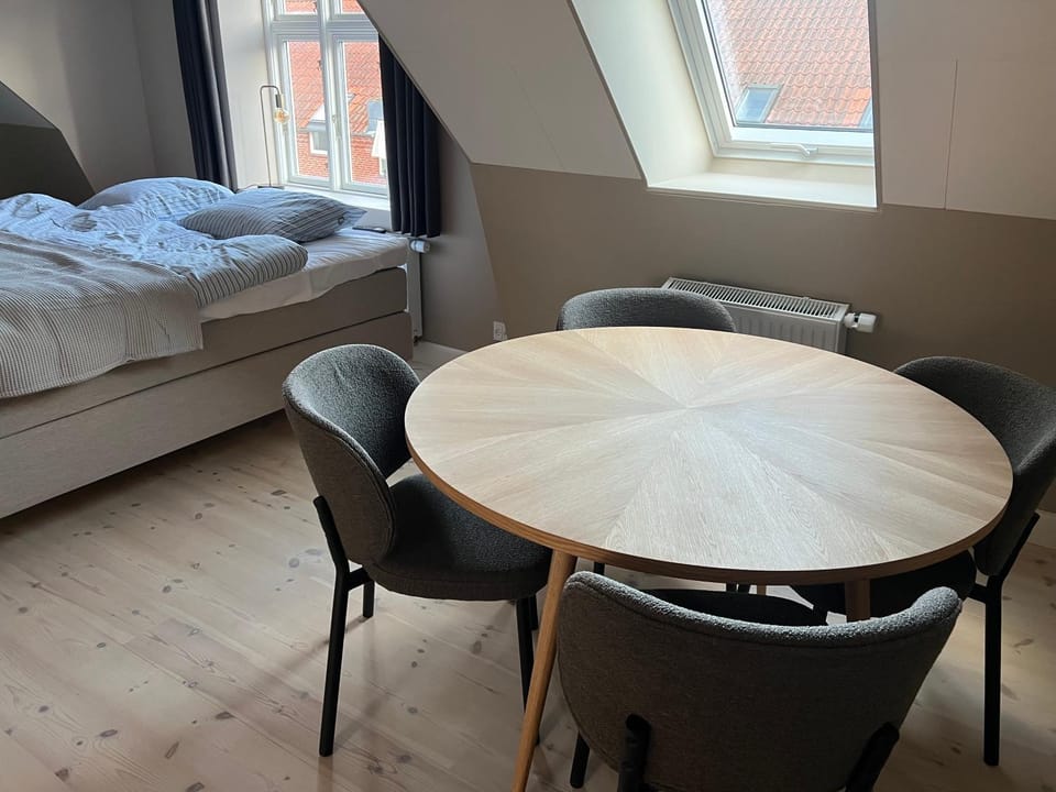 Bed, Living room, Seating area, Dining area, Bedroom