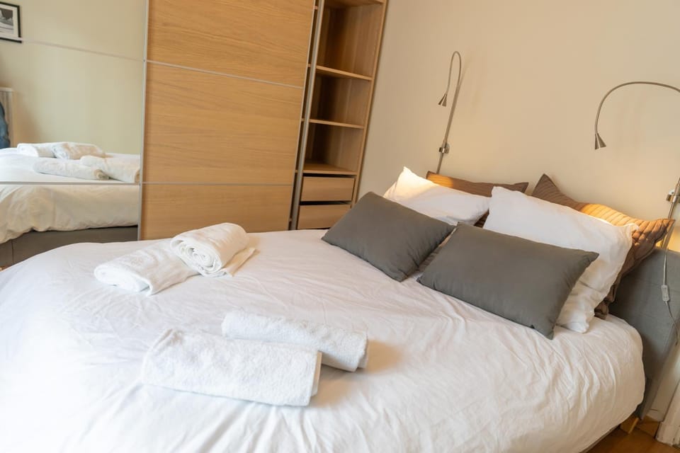 Bed, Photo of the whole room, Bedroom, towels