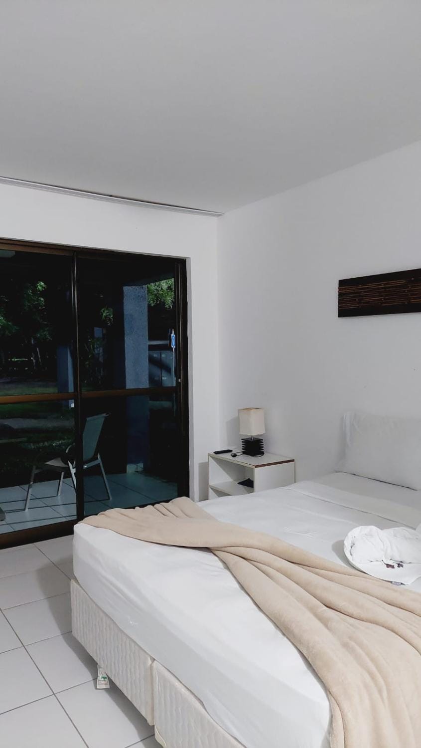 Bed, TV and multimedia, Photo of the whole room, Bedroom, towels