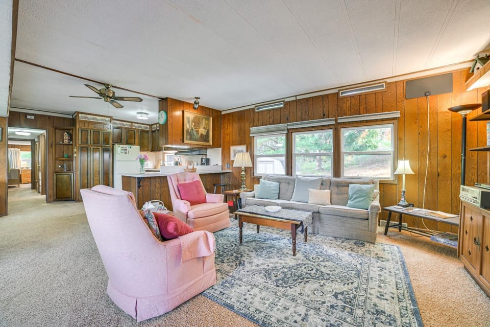 13 Mi to Nubs Nob: Pet-Friendly Retreat House in Bear Creek