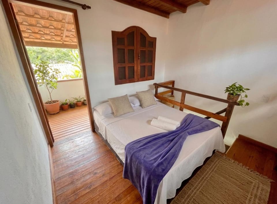 Bed, Photo of the whole room, towels, air conditioner