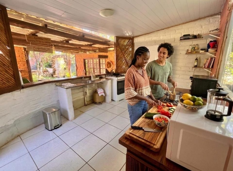 Coffee/tea facilities, Communal kitchen, group of guests, microwave, oven, stove